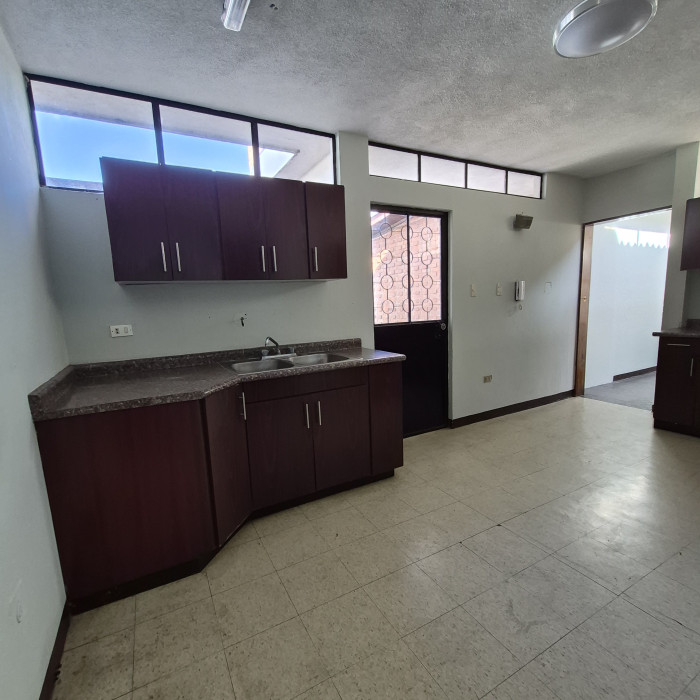 Casa en renta para oficinas zona 15 Vista Hermosa 1 - Miniatura 11