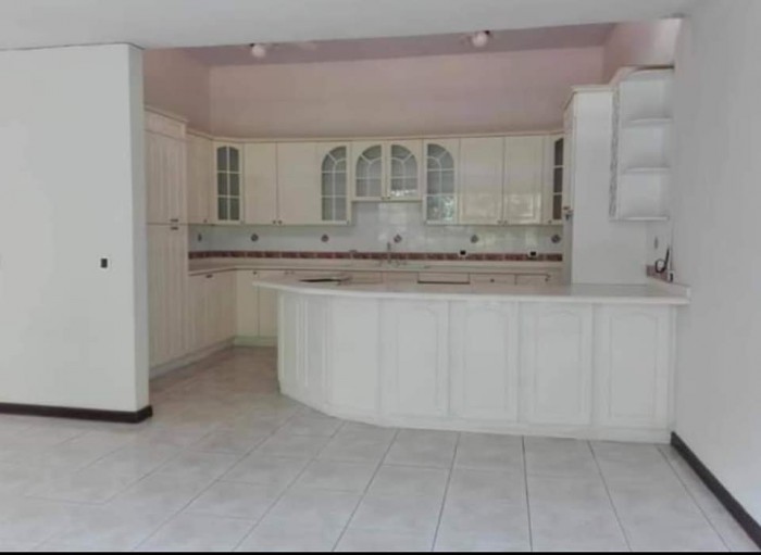 RENTO Casa en Zona 10 - Image 1