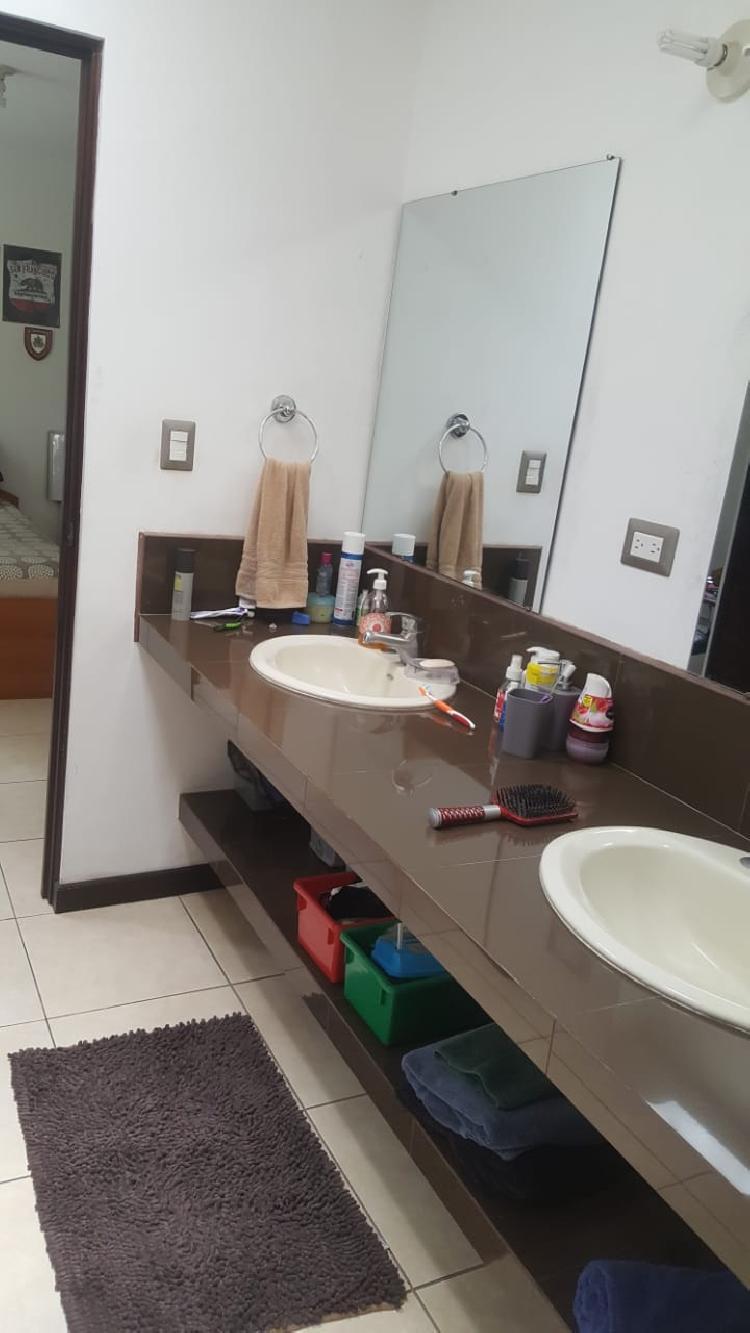 Venta de amplia casa en Rotondas de Kanajuyú zona 16. - Miniatura 13