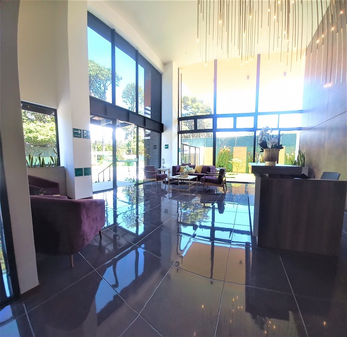 Vendo APARTAMENTO en avenida principal de zona 14 - Image 1