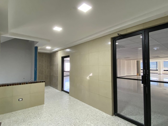 Edificio en renta para oficinas en zona 10!! - Image 3
