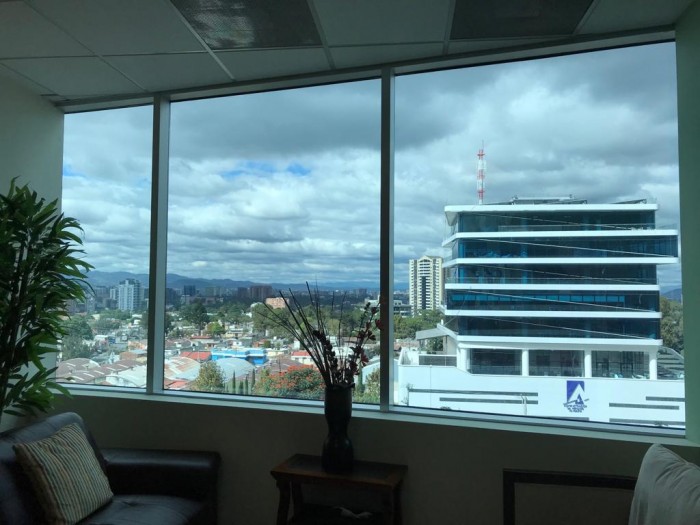 Rento oficina en excelente ubicación zona 10 — foto 13