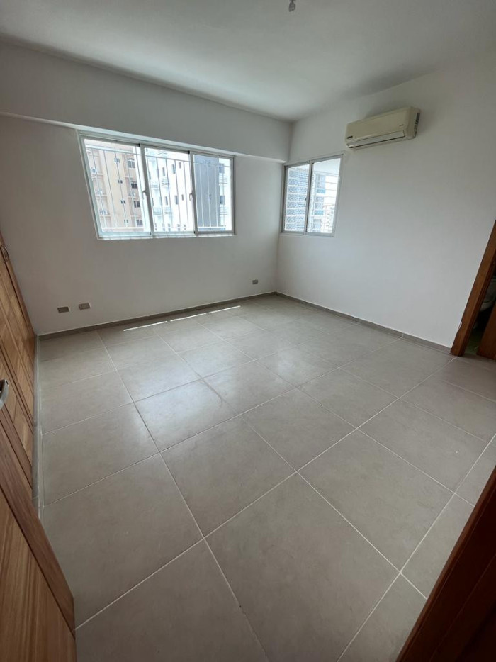 Apartamento con Linea Blanca en Evaristo Morales D.N - 5