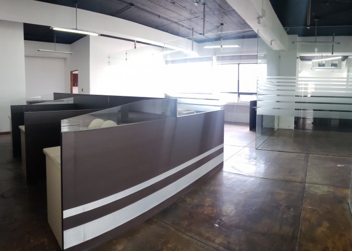 Nivel completo de Oficinas en alquiler en zona 10 - Image 1