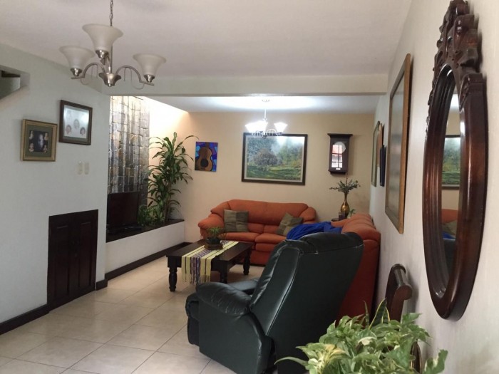 VENDO CASA EN CONDOMINIO QUEBRADA DE LAS ROSAS ZONA 12