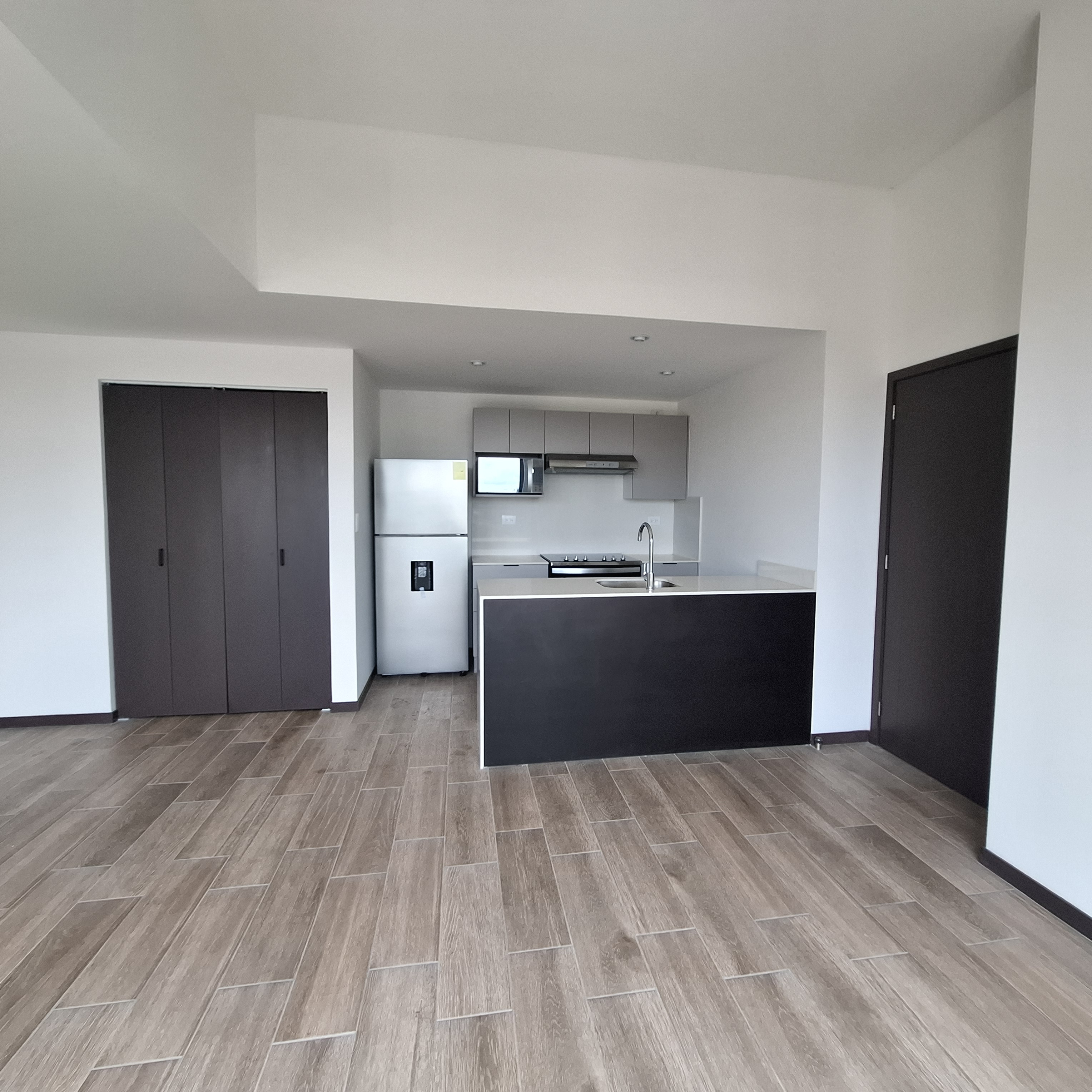 Renta de Apartamento en Altaire zona 11 Mariscal - Image 2