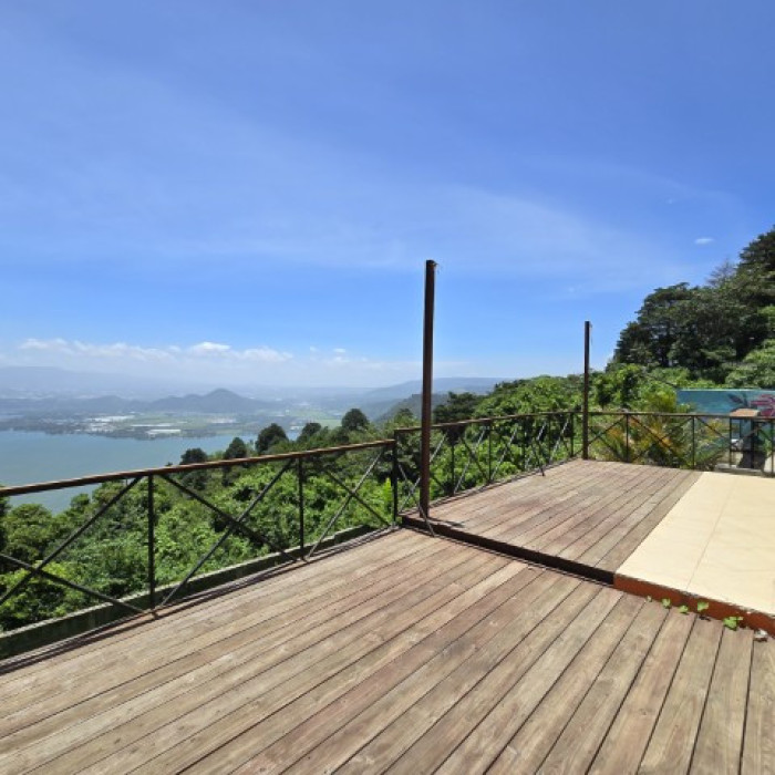 Casa en Venta con Vista Panorámica al Lago de Amatitlán - Image 1