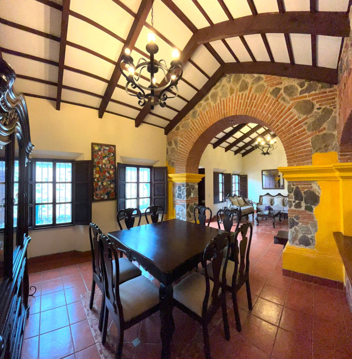 Casa grande en venta en Antigua Guatemala amueblada