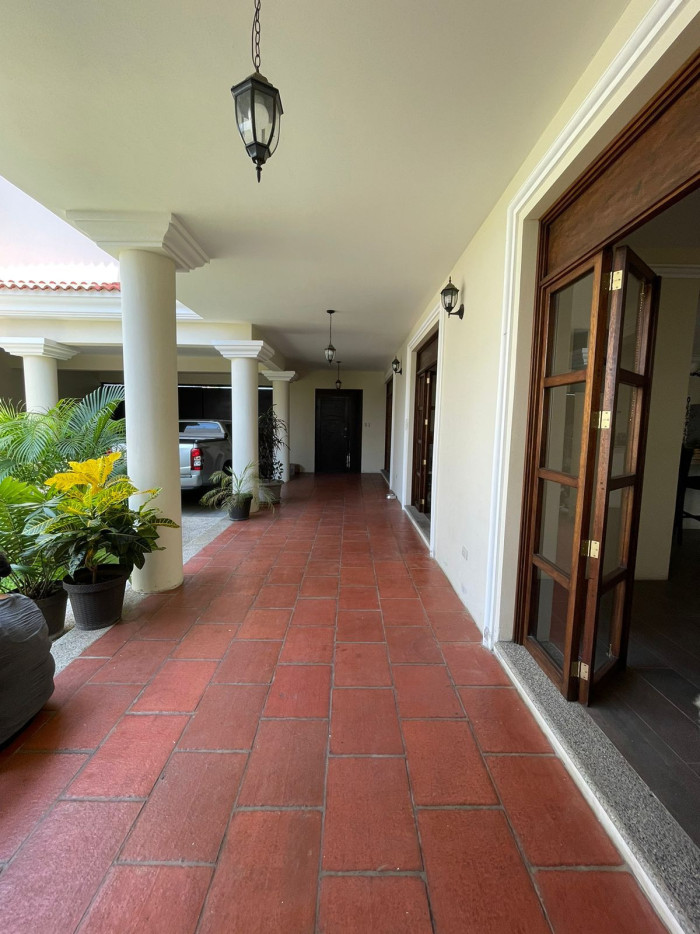 Casa grande en venta en Jutiapa sobre calle principal - Image 3