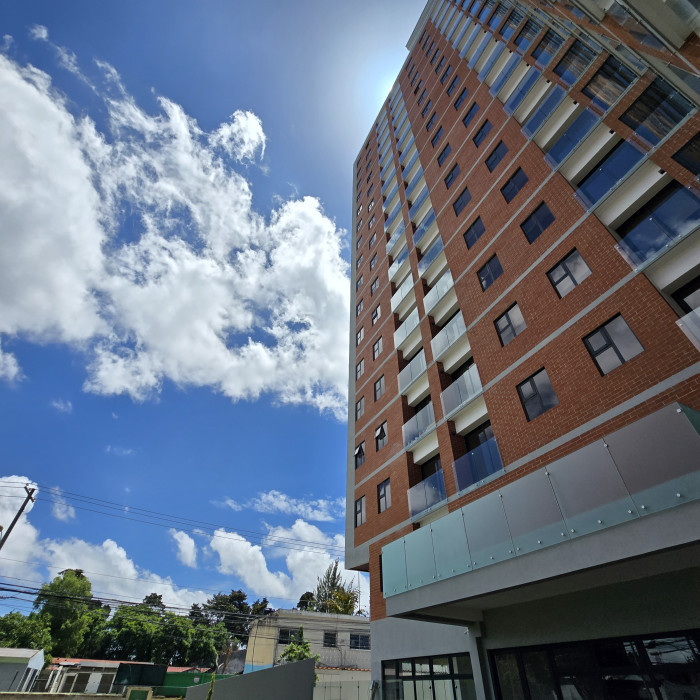 En renta apartamento en la zona 10 Ciudad vieja - Image 2