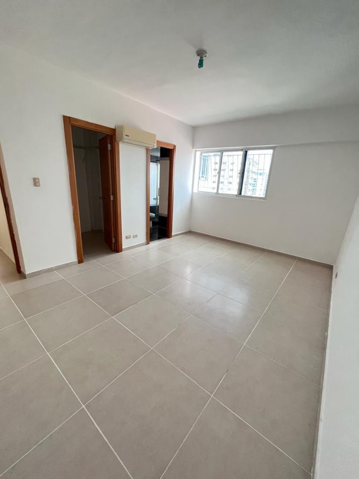 Apartamento con Linea Blanca en Evaristo Morales D.N - 6