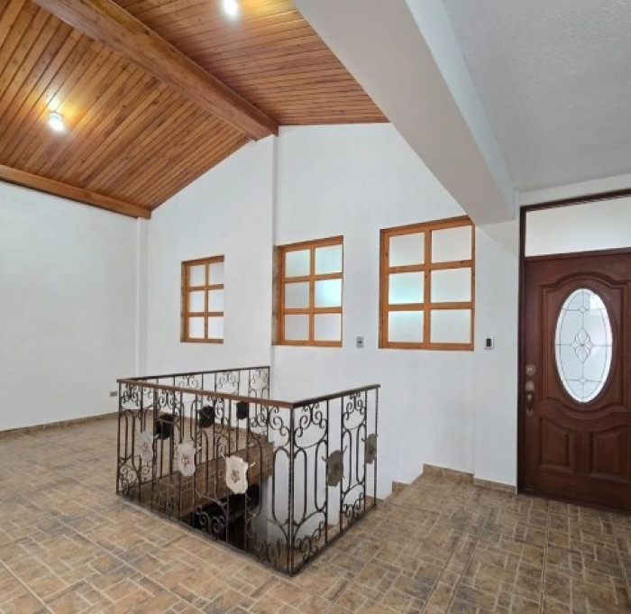 Casa grade en Venta Las Hojarascas Zona 1 de Mixco - Miniatura 2