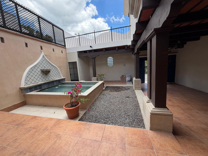 En venta casa en Antigua Guatemala - 1