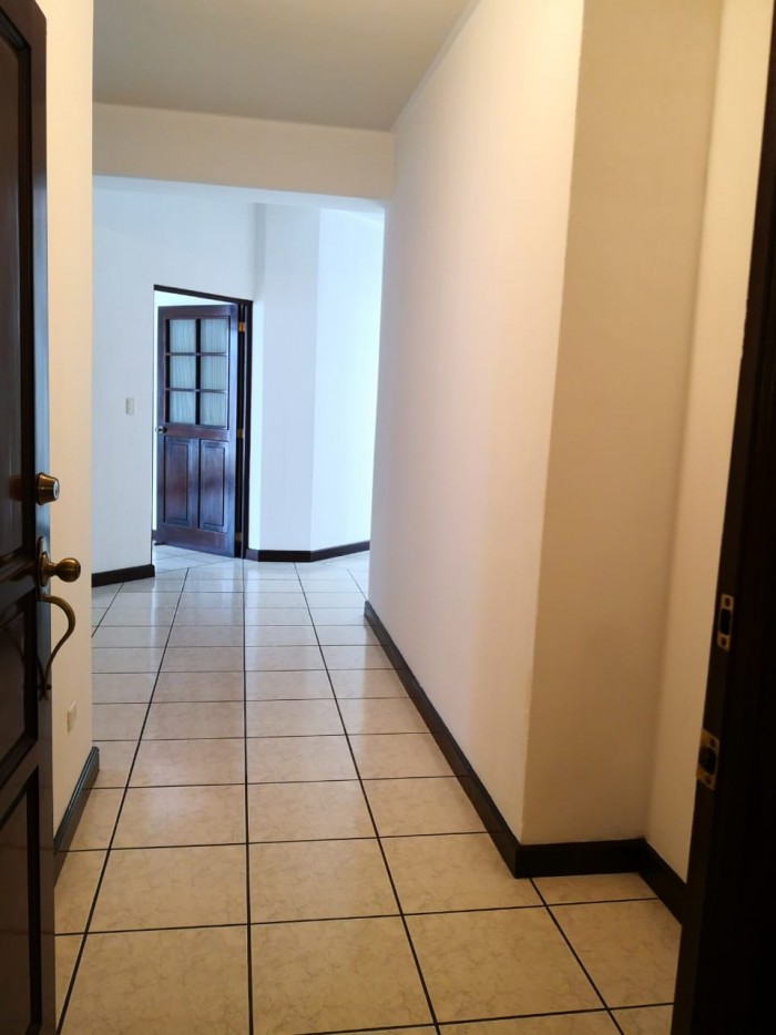 Apartamento amplio en alquiler, zona 15 VH1 - Image 1