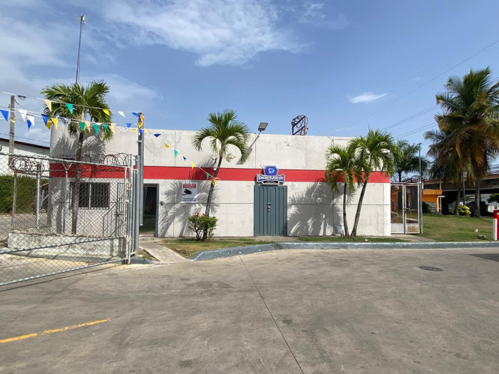 Local comercial en alquiler en la Autopista Duarte. - 1