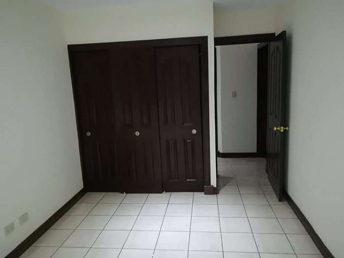 Apartamento amplio en alquiler, zona 14 -Pacifica Plaza - Image 2