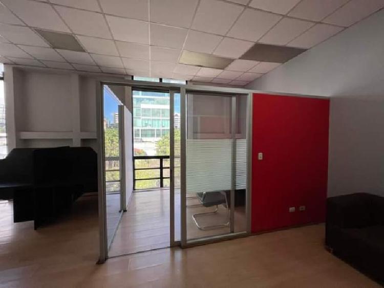 Rento oficinas Zona 10 Blvd. Los Próceres