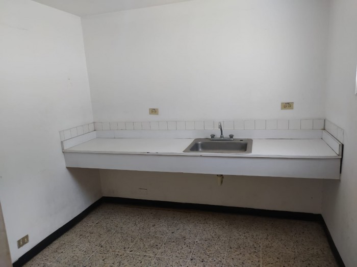 Plus Real Estate Renta amplio Local Comercial en zona 10. — foto 6