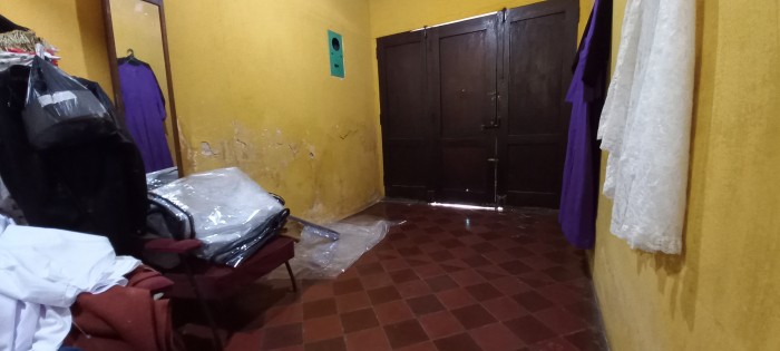 Vendo Casa para Remodelar! A pocos mts de Av. Elena z.3 - Image 2