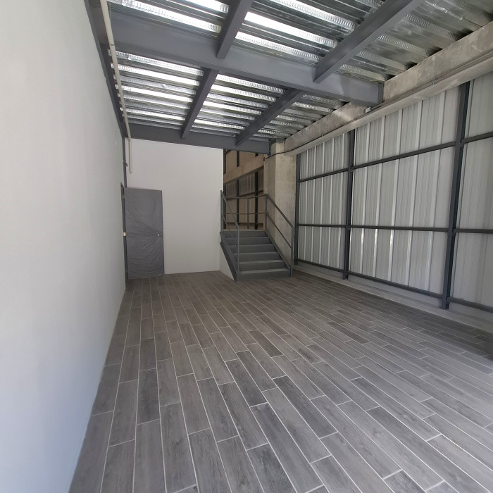 Ofibodega de Esquina en Renta, para estrenar en K13