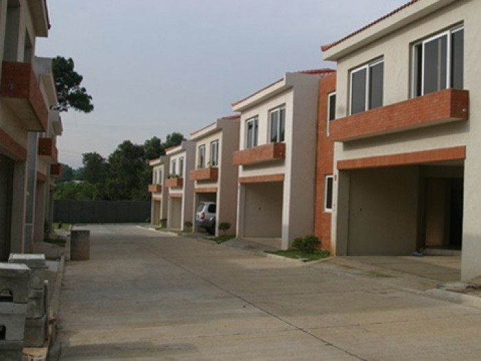 Vendo Amplia Casa en Altos de Pinares San Cristóbal. - Image 2