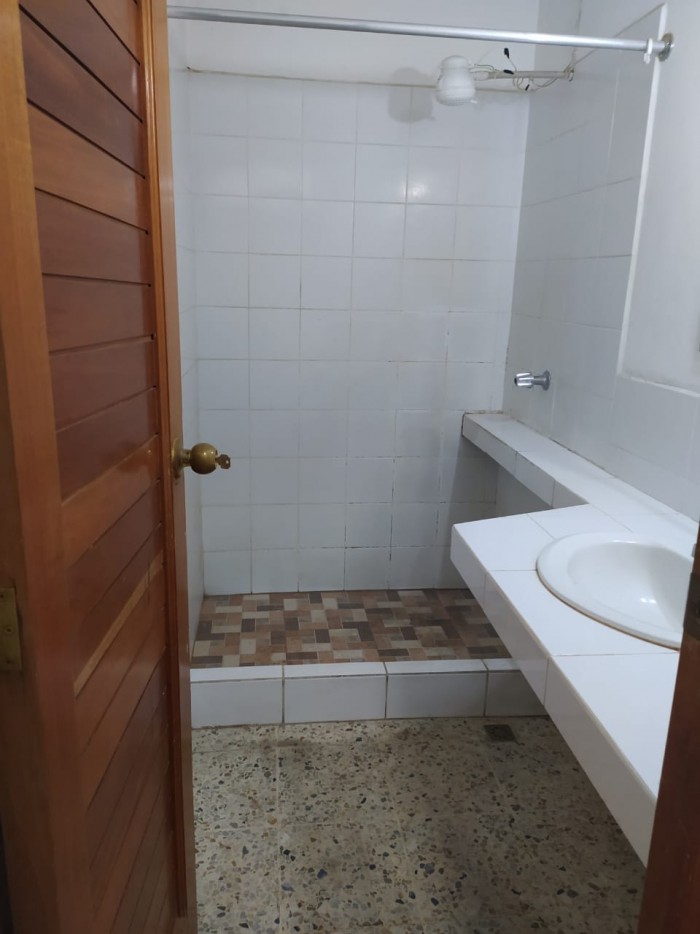 Plus Real Estate Renta amplio Local Comercial en zona 10. — foto 4