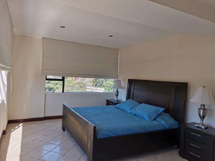 Rento amplio apartamento en exclusivo sector de zona 10 — foto 7