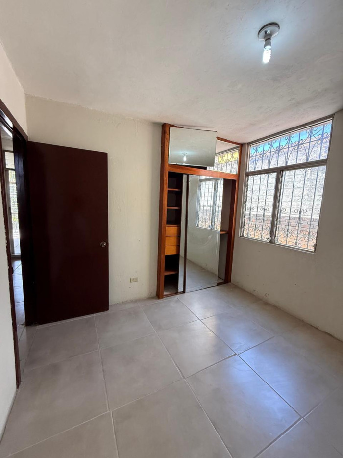 Casa sobre vía principal en Venta en Lourdes Zona 17 - Miniatura 7