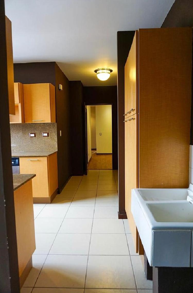 Venta de amplio apartamento, Edificio Plenum zona 14 - Miniatura 10