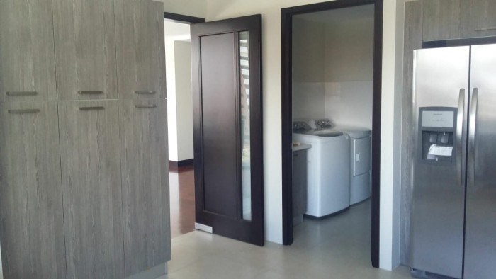 Elegante Apartamento 3 habitaciones Edificio en zona 14 - Image 2