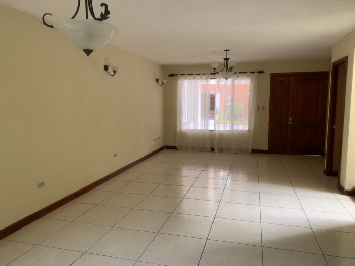Casa en venta para inversión en Carretera a El Salvador - Image 1