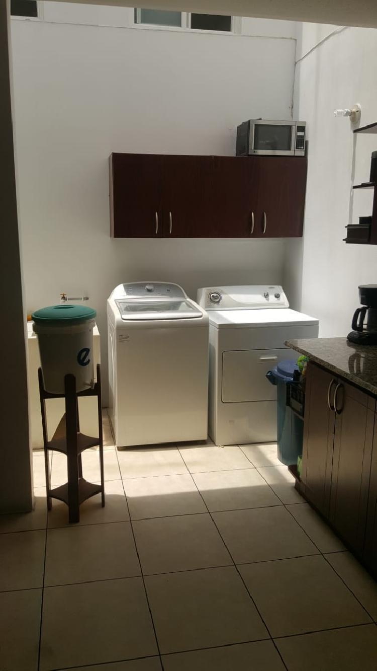 Venta de amplia casa en Rotondas de Kanajuyú zona 16. - Miniatura 7