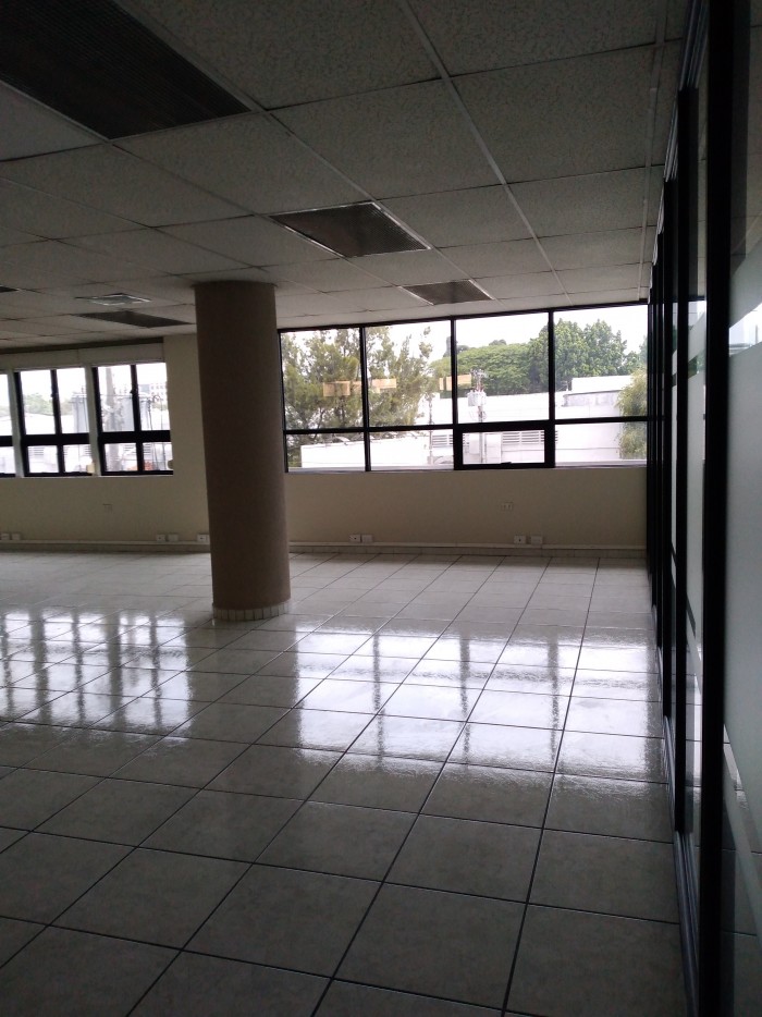 Oficina en renta con excelente ubicación zona 9. - Miniatura 3