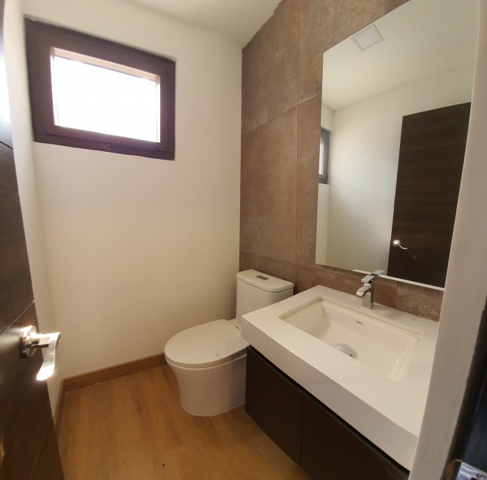 Amplia Casa de 4 habitaciones en Venta Vista hermosa 1 - Miniatura 4