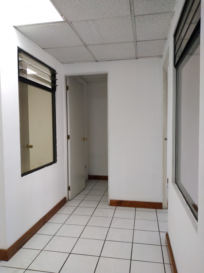 Oficina en Renta en excelente ubicación zona 10. - Miniatura 8