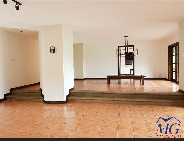 Casa en renta en zona 14,