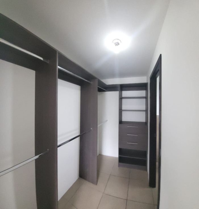 Apartamento en venta en zona 11 de 2 niveles col Toledo — foto 10