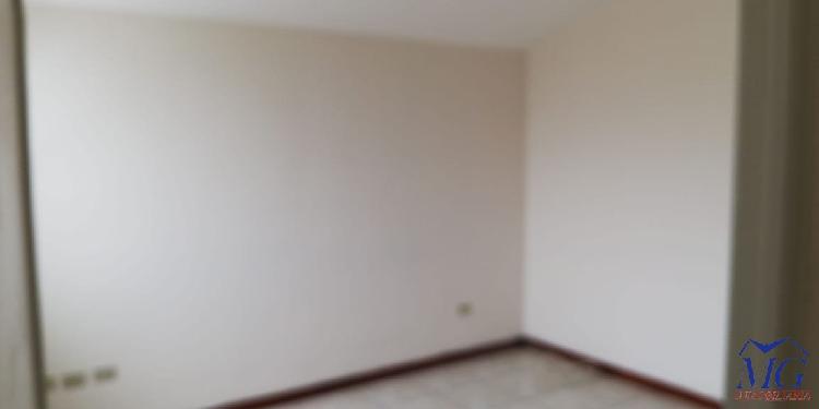 Alquilo Town-House 20 calle zona 10, cerca CC Pradera