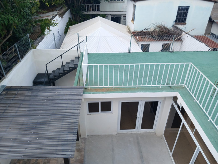 CASA REMODELADA EN VENTA EN ZONA 1 - Image 3
