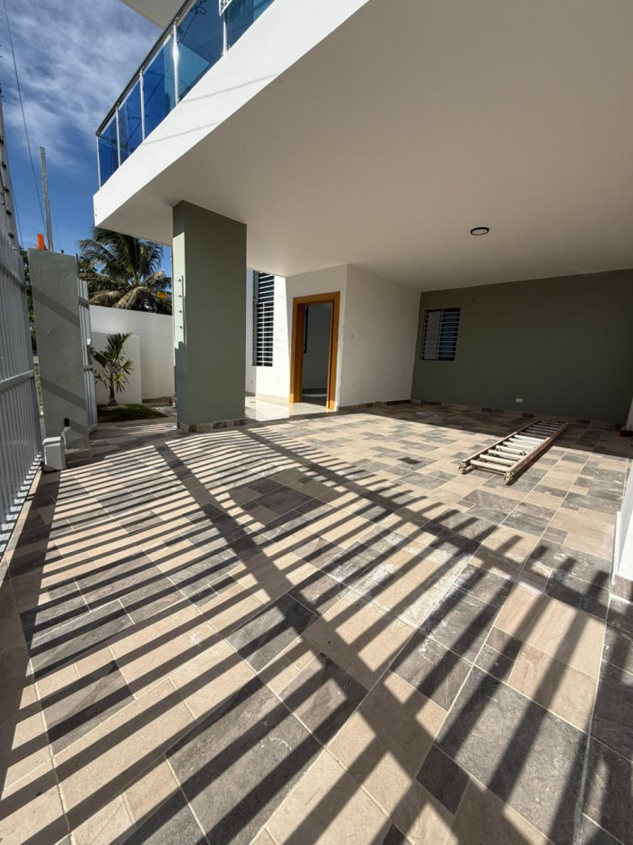 VENTA DE CASA CON PATIO EN LOS LLANOS DE GURABO - 1