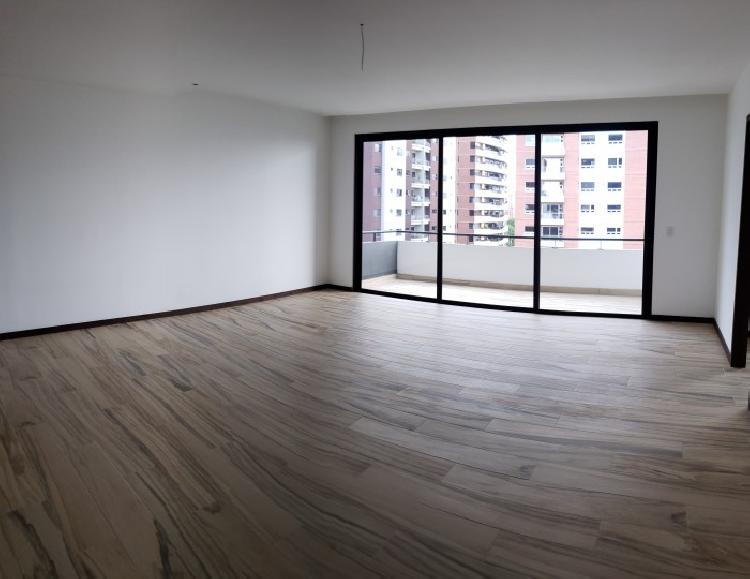 AMPLIO Apartamento en Venta ZONA 14 - Image 4