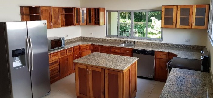 Rento casa en exclusivo condominio de zona 14
