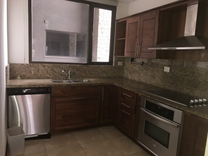Apartamento en renta en edificio de zona 15 - Miniatura 2