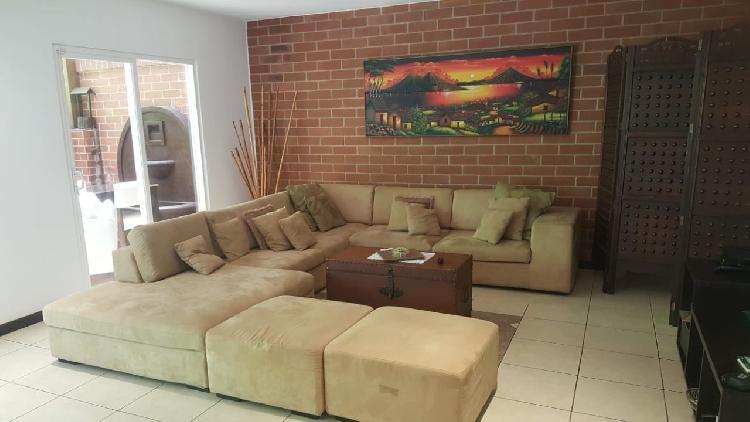 Venta de amplia casa en Rotondas de Kanajuyú zona 16. - Image 1