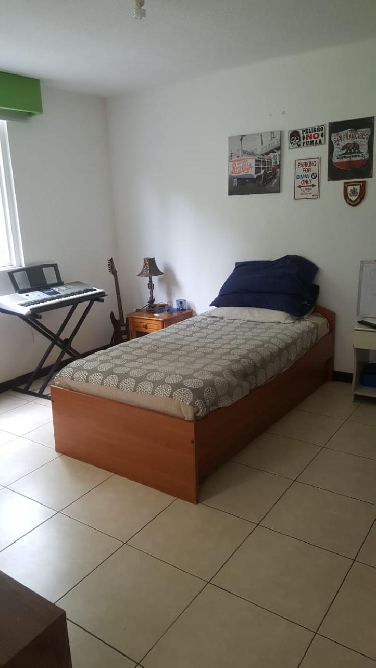 Venta de amplia casa en Rotondas de Kanajuyú zona 16. - Miniatura 14