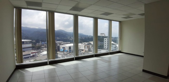 Oficina amplia en renta en Zona 10 Guatemala - Miniatura 11