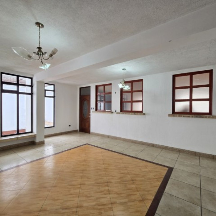 Casa grade en Venta Las Hojarascas Zona 1 de Mixco - Miniatura 3