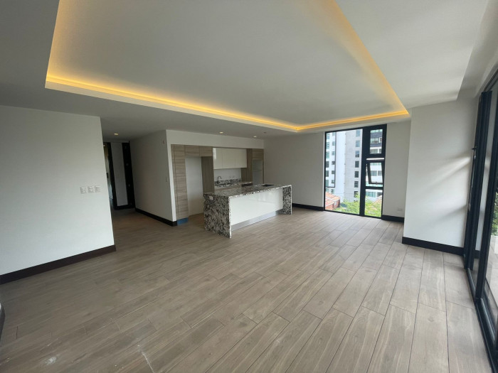 Apartamento con jardín en venta zona 15 Vh 1 - Image 2