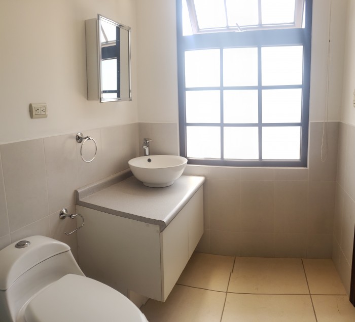 Vendo Apartamento para inversion con 105Mts en Zona 10 - Miniatura 8