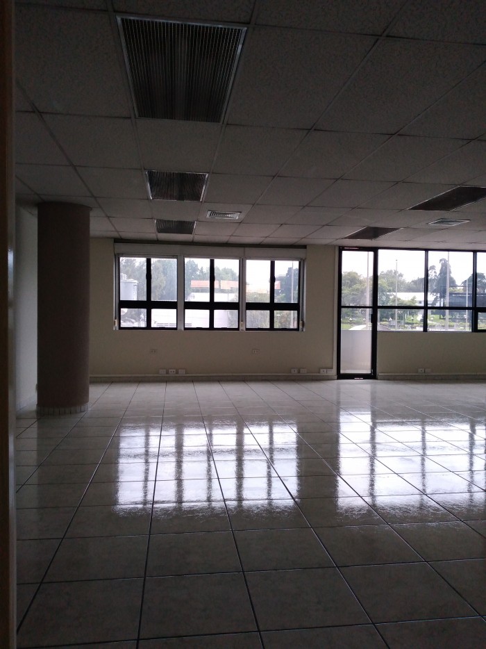 Oficina en renta con excelente ubicación zona 9. - Miniatura 5